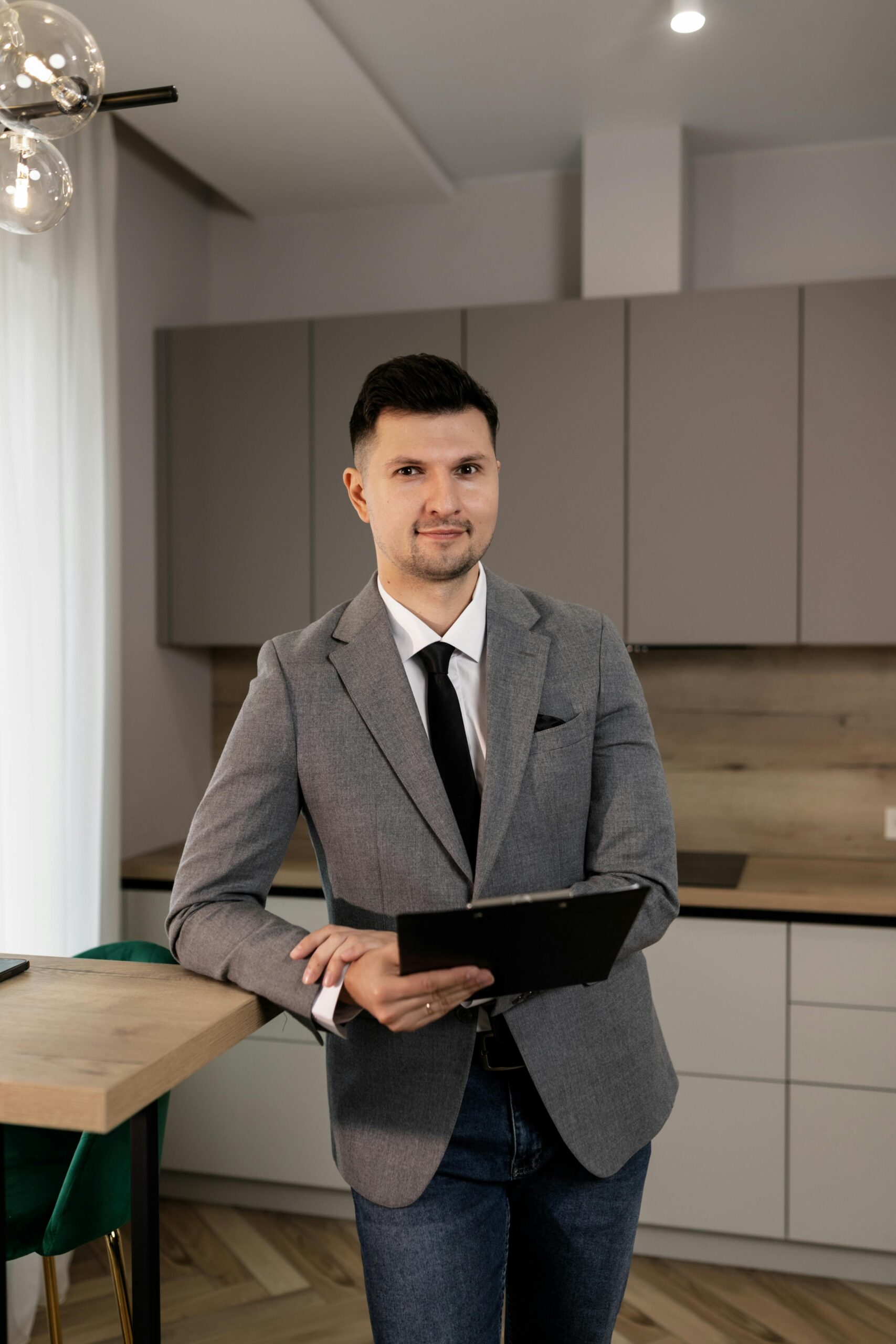 un agent immobilier qui regarde la caméra