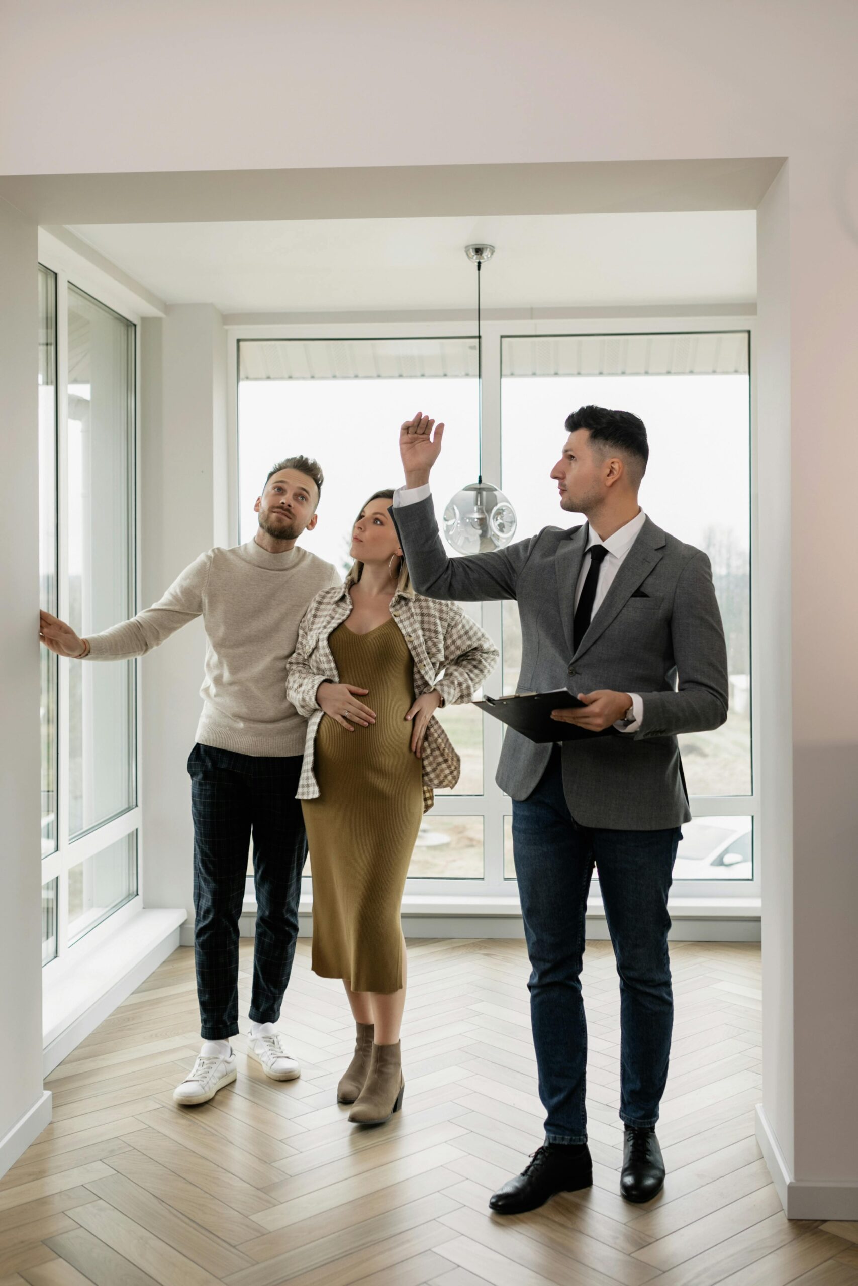 Une famille avec un agent immo