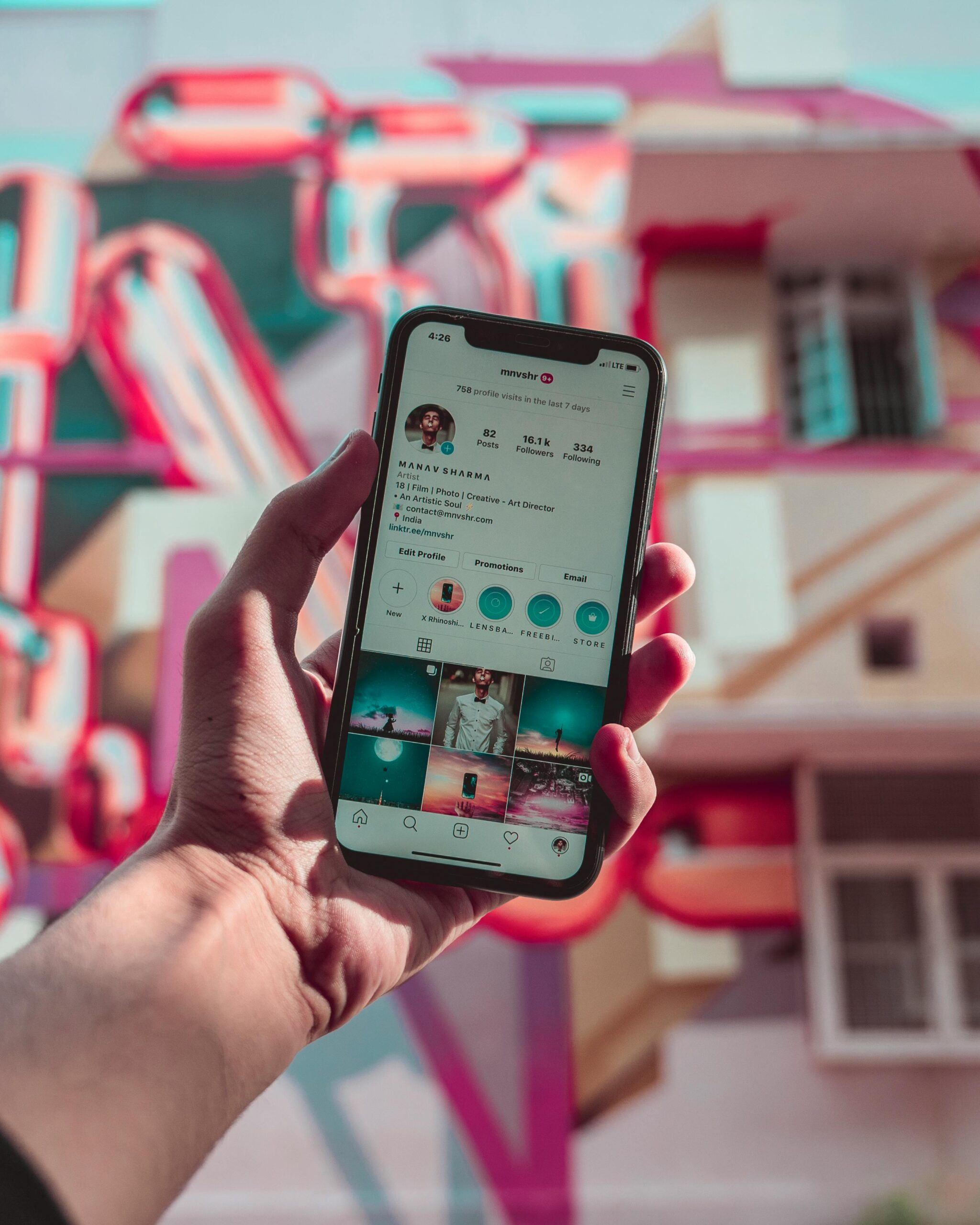 une main qui tien tun smartphone