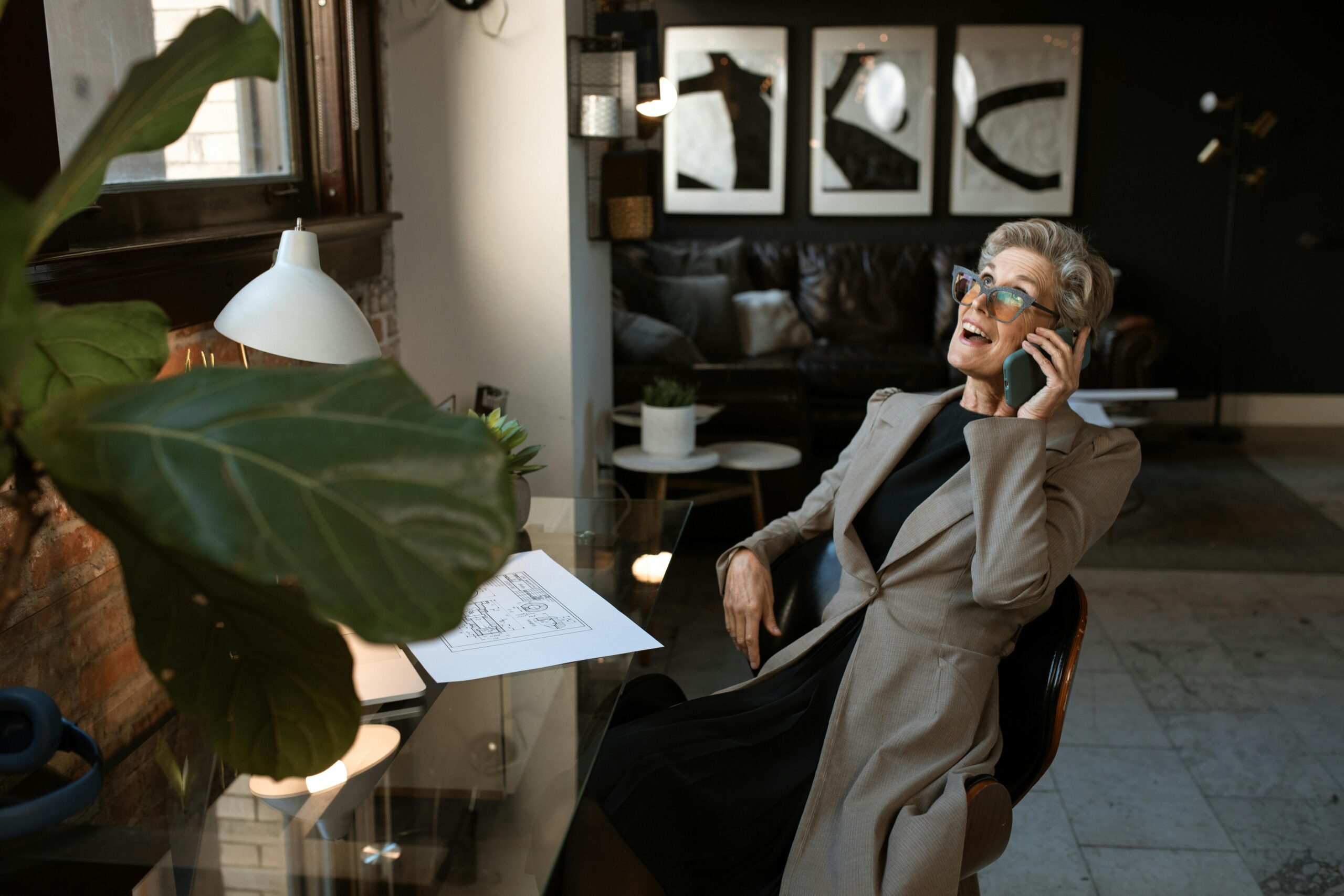 une agent immobilier qui est au téléphone
